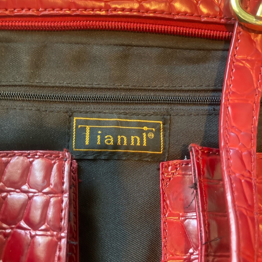 Elegant Red Tianni Crocodile-Embossed Women's Bag - Picture 3 of 12